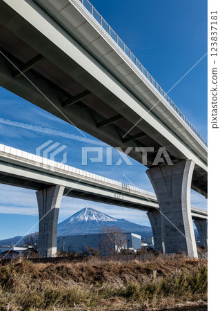 新東名高速公路和富士山(靜岡縣富士市) 新東名高速公路和富士山(靜岡縣富士市) 123837181