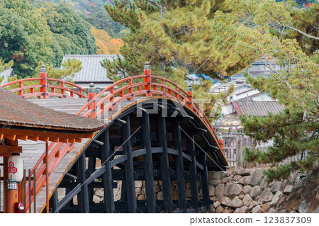 [Soribashi Bridge at Itsukushima Shrine, Miyajima, Hiroshima] 123837309