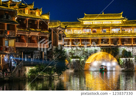 Night scene of traditional tourist boat in Fenghuang ancient city 123837330