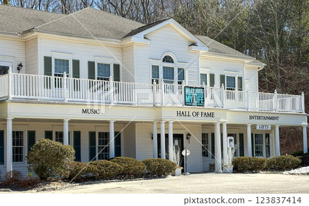 Billy Joel Hall of Fame Celebrates the Music Legend's Career and Legacy in a Charming Setting Billy Joel Hall of Fame Celebrates the Music Legend's Career and Legacy in a Charming Setting 123837414