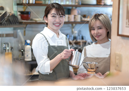 A cafe attendant preparing to make coffee 123837653