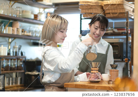 A cafe attendant preparing to make coffee 123837656