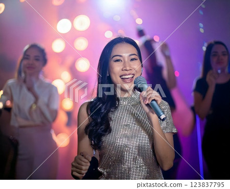 AI生成的唱卡拉 OK 的女性 123837795
