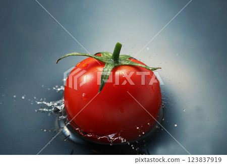 櫻桃番茄掉進水里 櫻桃番茄掉進水里 123837919