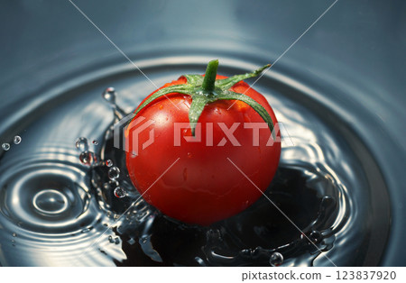 櫻桃番茄掉進水里 123837920