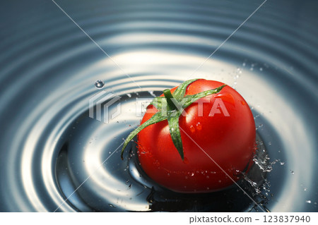 櫻桃番茄掉進水里 櫻桃番茄掉進水里 123837940