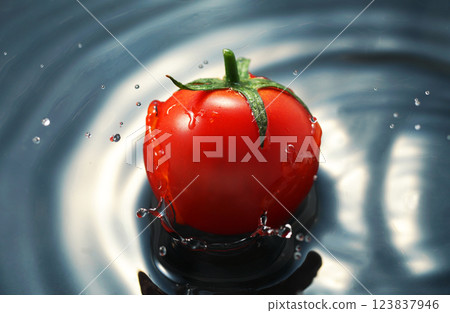 櫻桃番茄掉進水里 櫻桃番茄掉進水里 123837946