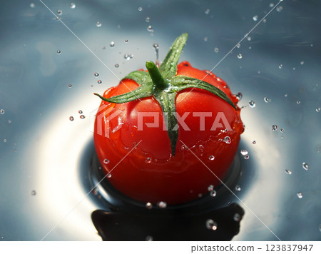 櫻桃番茄掉進水里 櫻桃番茄掉進水里 123837947