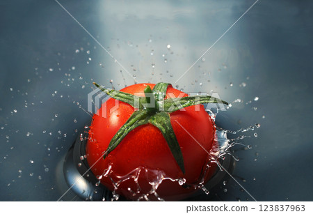 櫻桃番茄掉進水里 123837963