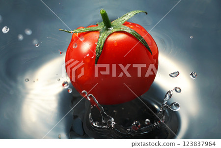 櫻桃番茄掉進水里 123837964