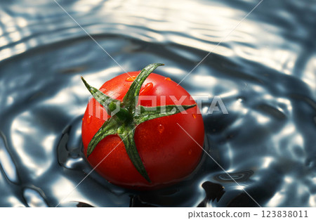 櫻桃番茄掉進水里 123838011