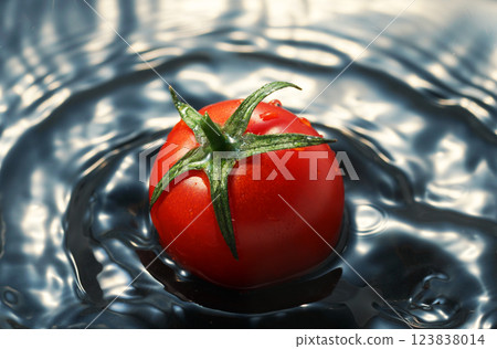 櫻桃番茄掉進水里 櫻桃番茄掉進水里 123838014