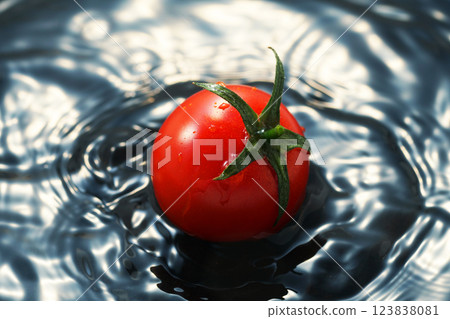 櫻桃番茄掉進水里 123838081