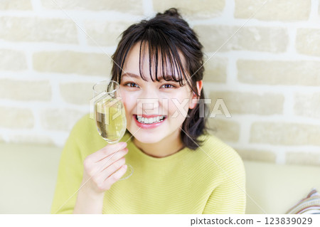 一名年輕女子喝紅酒 一名年輕女子喝紅酒 123839029