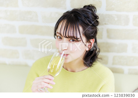 一名年輕女子喝紅酒 一名年輕女子喝紅酒 123839030