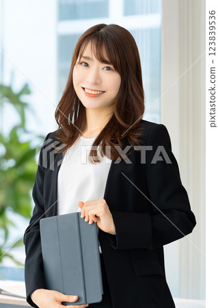 帶平板電腦的微笑的女人/女商人 123839536