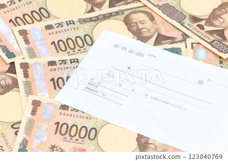 Image of receipt (receipt and banknotes) 123840769
