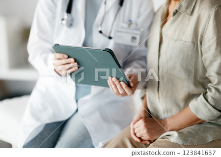 patient with a doctor in medical office 123841637