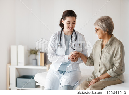 patient with a doctor in medical office 123841640