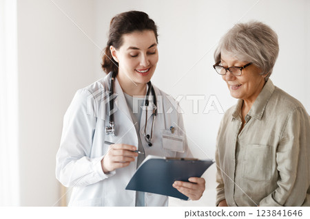patient with a doctor in medical office 123841646