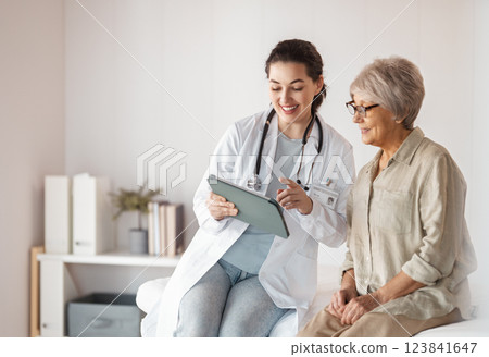 patient with a doctor in medical office 123841647