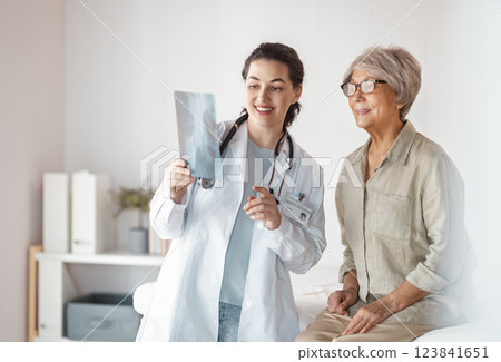 patient with a doctor in medical office 123841651
