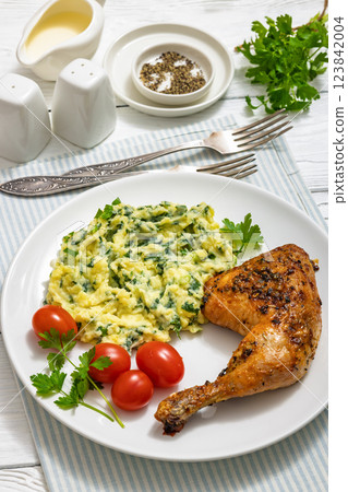 colcannon with kale with roasted chicken leg 123842004