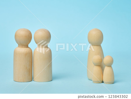 Wooden figurines representing different family structures 123843302