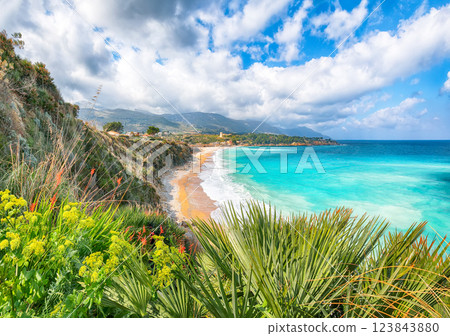 Superb seascape of Guidaloca Beach near Castellammare del Golfo. 123843880