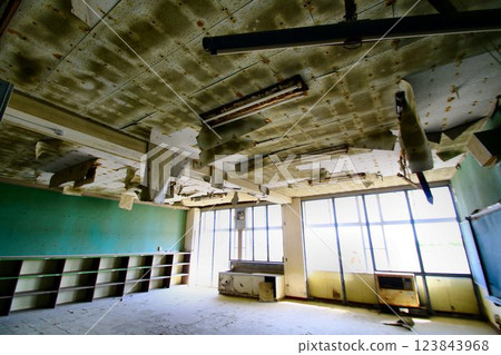 Relics from the earthquake that protected children and residents from the tsunami [Arahama Elementary School] 123843968
