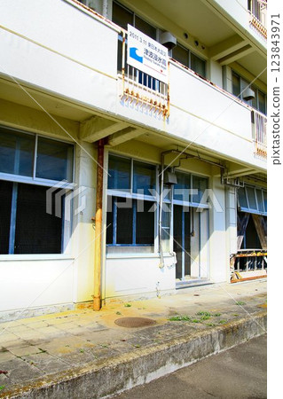 Relics from the earthquake that protected children and residents from the tsunami [Arahama Elementary School] 123843971