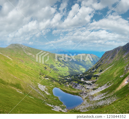 Alpine lake Brebeneckul on summer mountains Alpine lake Brebeneckul on summer mountains 123844352