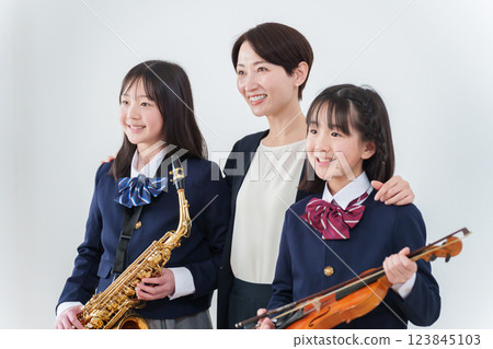 有樂器的學生和老師 123845103