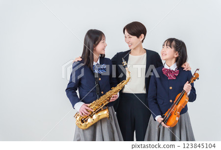 有樂器的學生和老師 有樂器的學生和老師 123845104