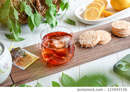 Delicious lemon tea 123845536