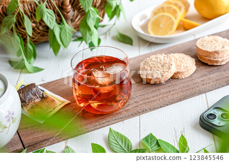 Delicious lemon tea 123845546