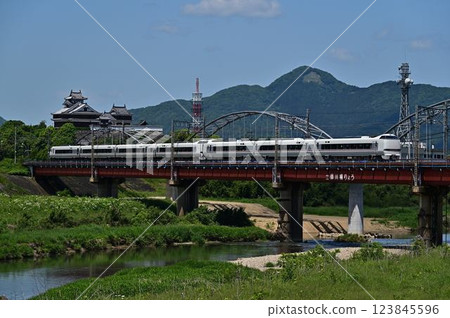 福知山城與行駛在鐵路橋上的橋立特快列車 福知山城與行駛在鐵路橋上的橋立特快列車 123845596