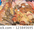 魚店裡排成一排的魚 123845695