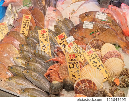 魚店裡排成一排的魚 魚店裡排成一排的魚 123845695