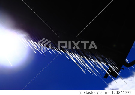 復古建築屋簷下的美麗冰柱 復古建築屋簷下的美麗冰柱 123845775