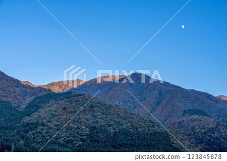 夕陽下的秋葉與月光的合作場景 123845878