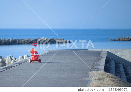The abandoned tricycle has an atmosphere that helps you imagine that feeling. 123846071
