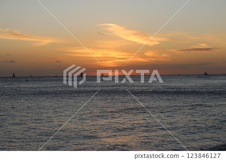 Sunset seen from Waikiki Beach in Hawaii 123846127