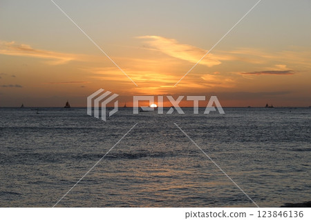 從夏威夷威基基海灘看日落 123846136