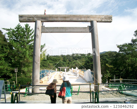 2009年9月，伊勢神宮內殿宇治橋重建工程（三重縣伊勢市） 123846292