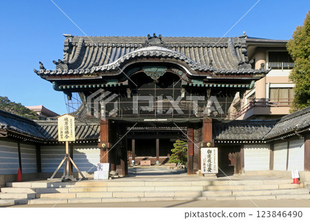 Front gate and Tsukiji wall of Kenshoji Temple, Chikamatsuyama, Yao, Osaka 123846490