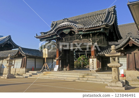 Front gate and Tsukiji wall of Kenshoji Temple, Chikamatsuyama, Yao, Osaka Front gate and Tsukiji wall of Kenshoji Temple, Chikamatsuyama, Yao, Osaka 123846491