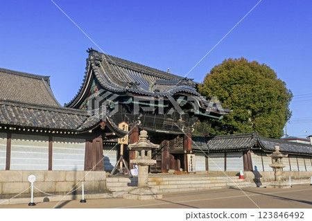 Front gate and Tsukiji wall of Kenshoji Temple, Chikamatsuyama, Yao, Osaka 123846492