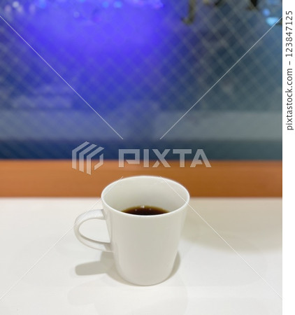 燈光和咖啡透過玻璃照進來 燈光和咖啡透過玻璃照進來 123847125