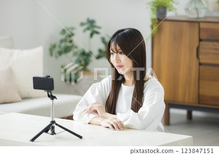 一個女人帶著智能手機 123847151